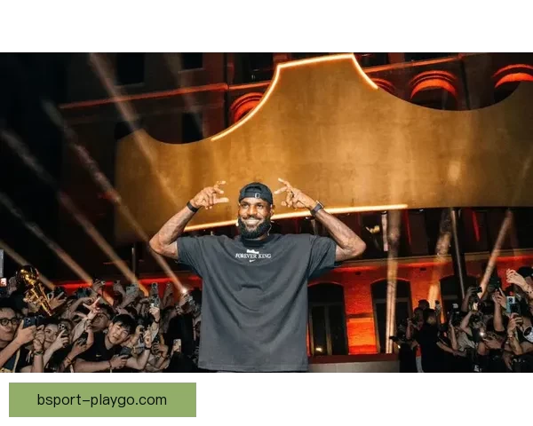 詹姆斯父子打高尔夫遭遇惊险瞬间 水中突然现鳄鱼 老詹勇敢捡球再现硬汉本色